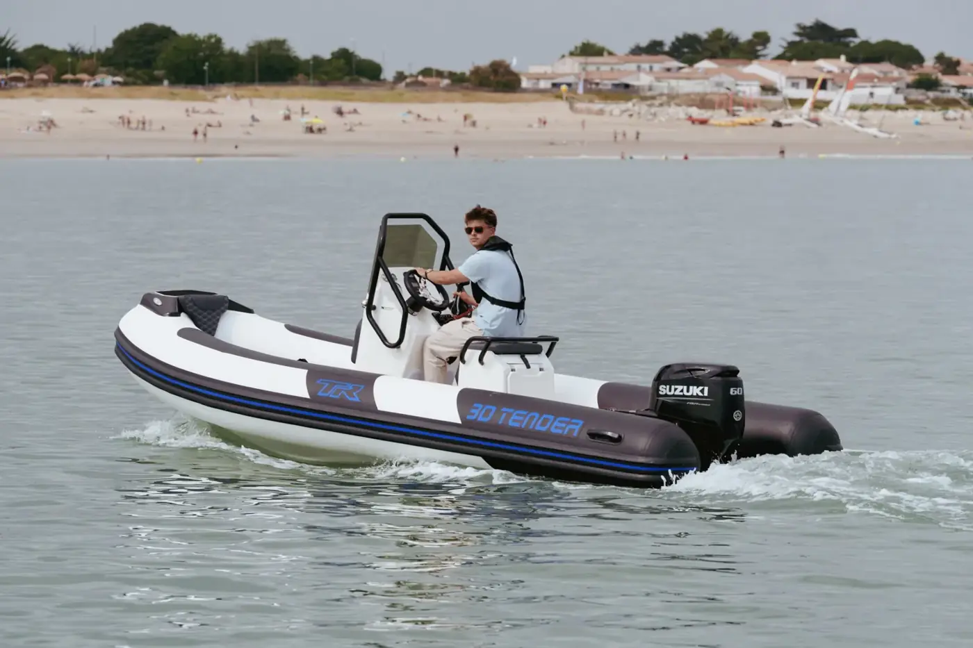 Le 3D Tender TR54 en navigation devant une plage