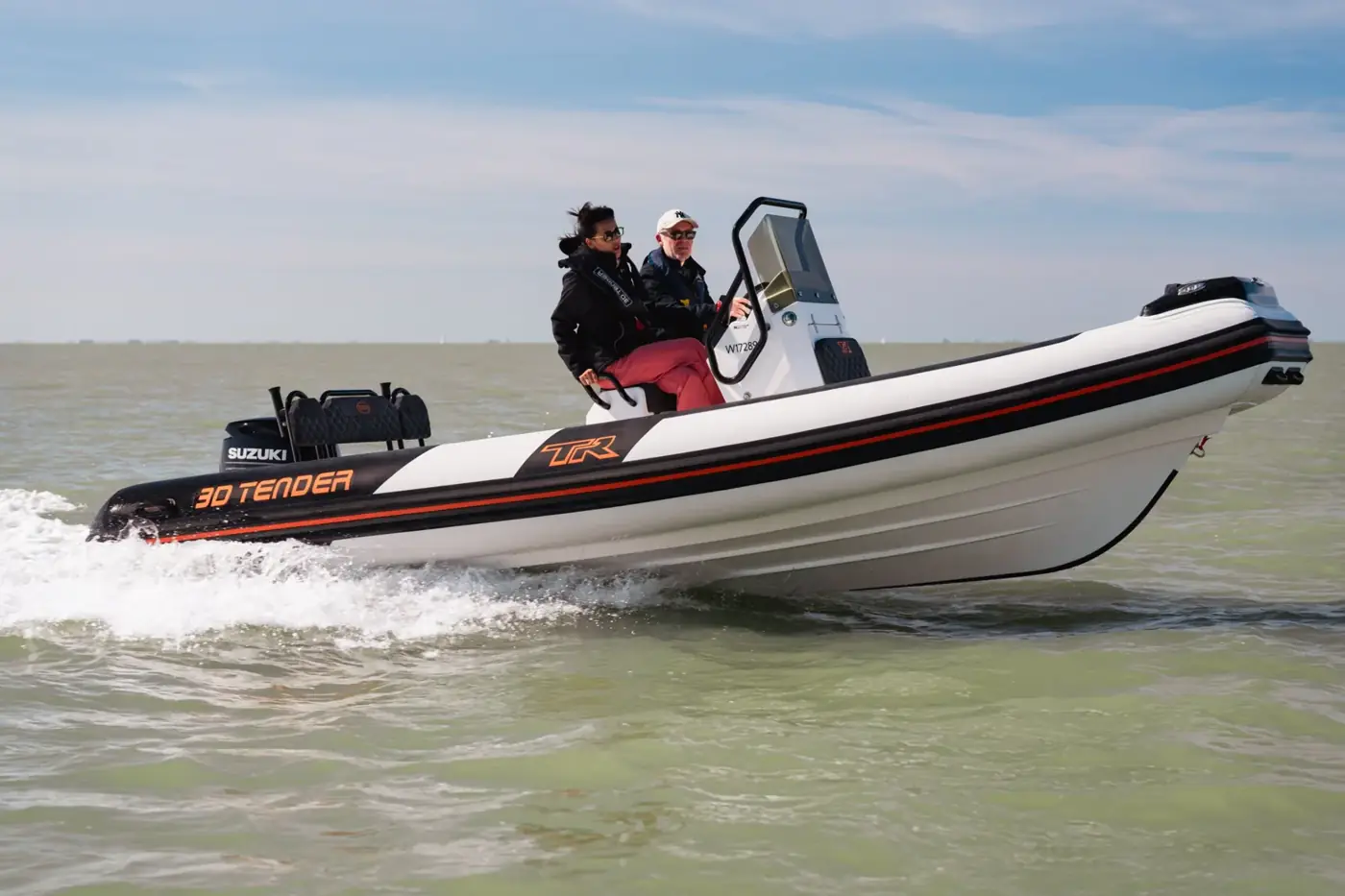 Le 3D Tender TR6 en navigation, deux personnes au poste de pilotage