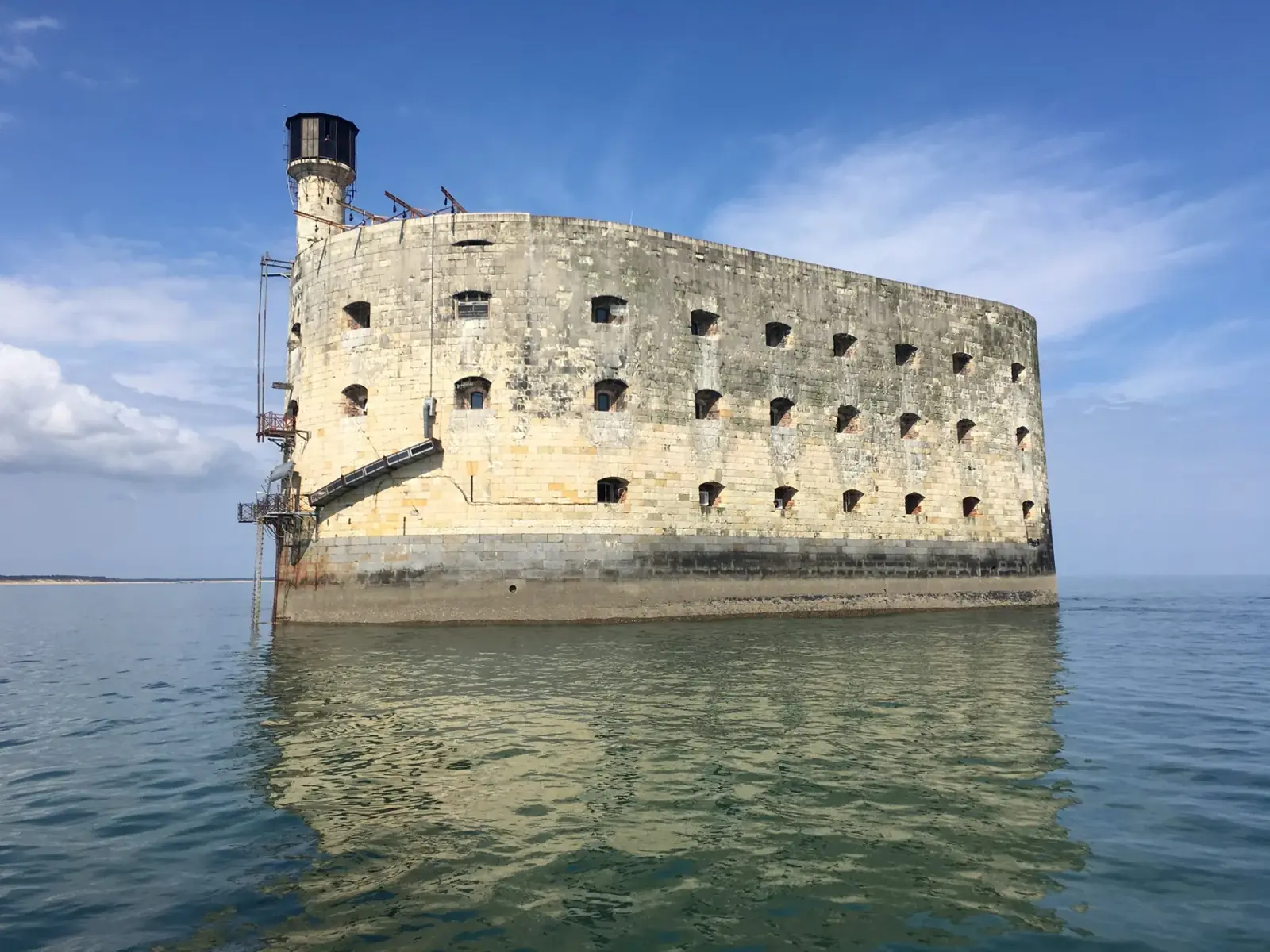 Le fort Boyard à marée basse, son reflet sur une mer calme