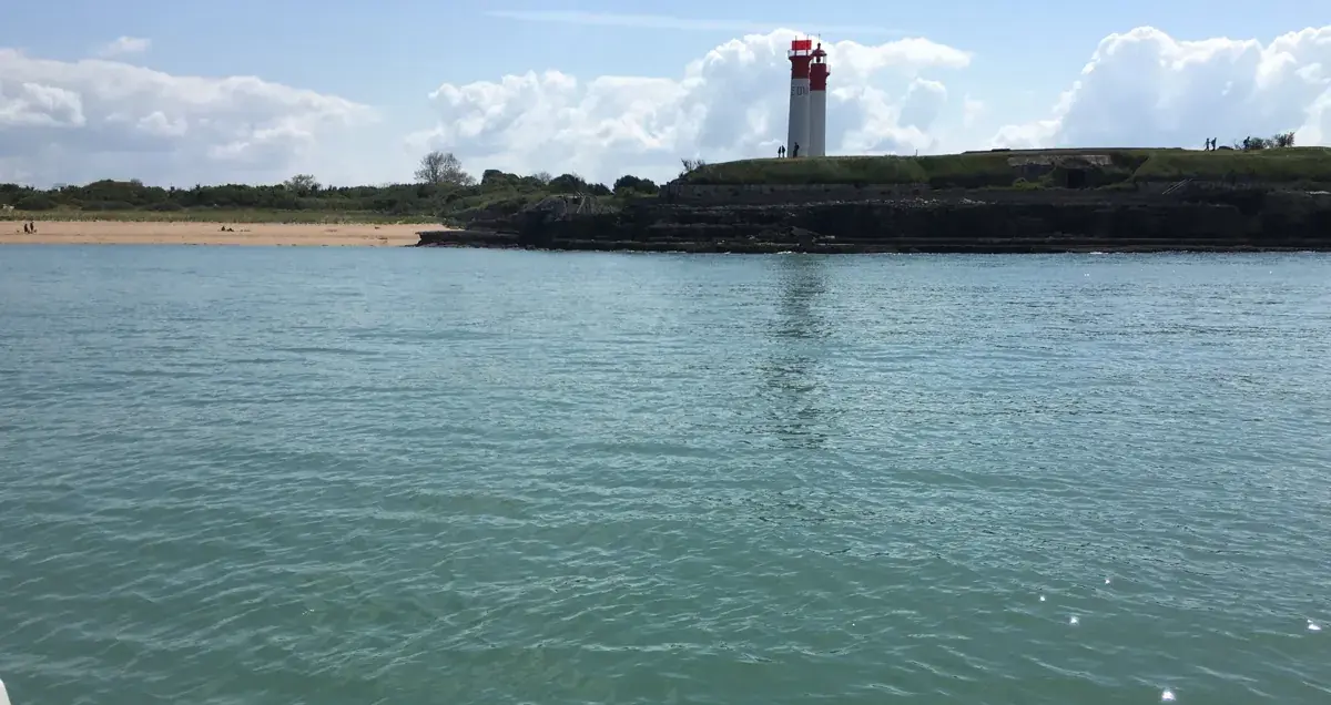 Le mouillage de la côte ouest de l'île d'Aix, devant le phare