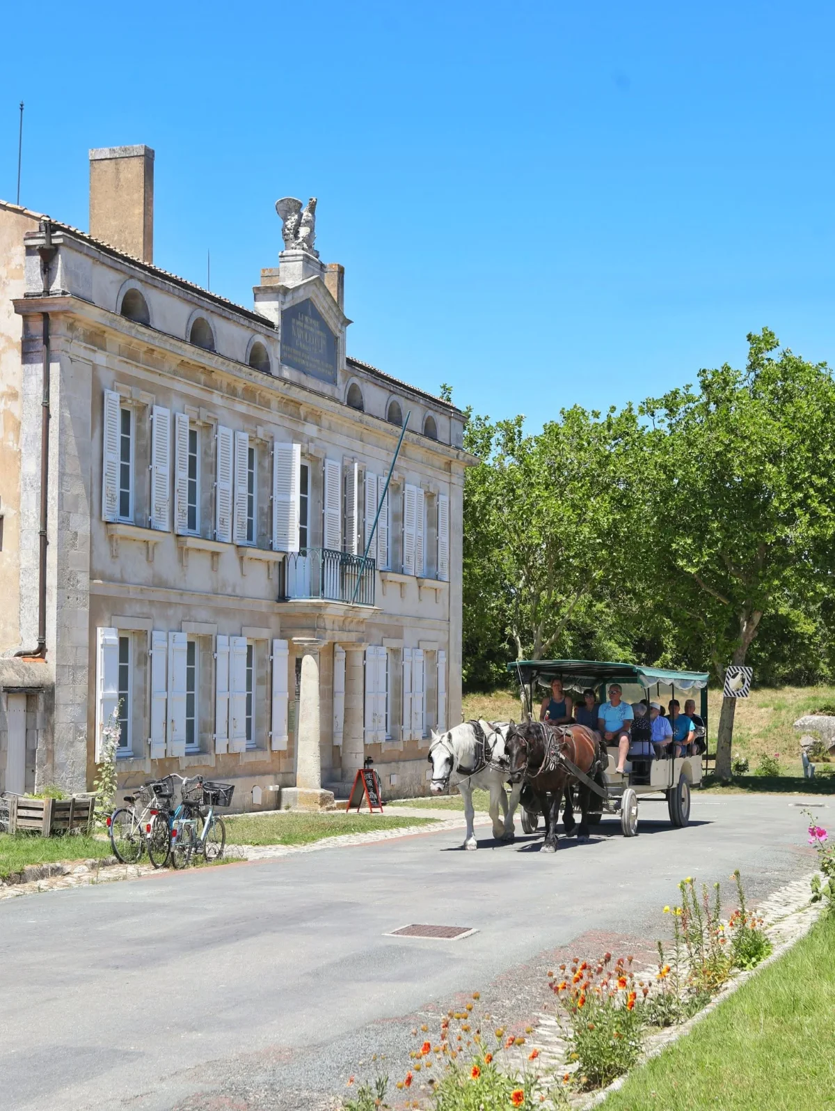 La maison de l'Empereur, musée napoléonien de l'île d'Aix, et une calèche