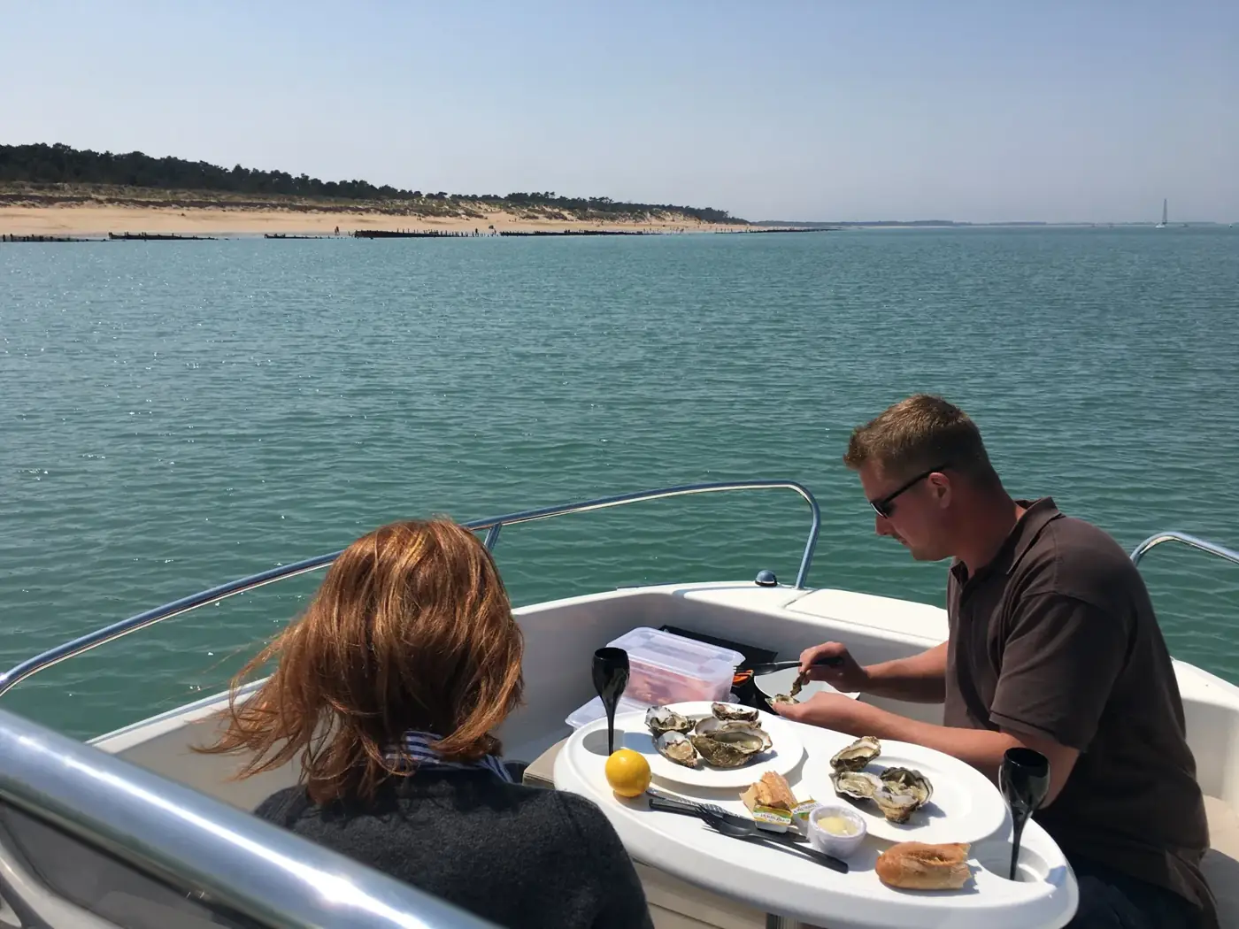 Déjeuner d'huîtres à deux à bord d'un bateau au mouillage