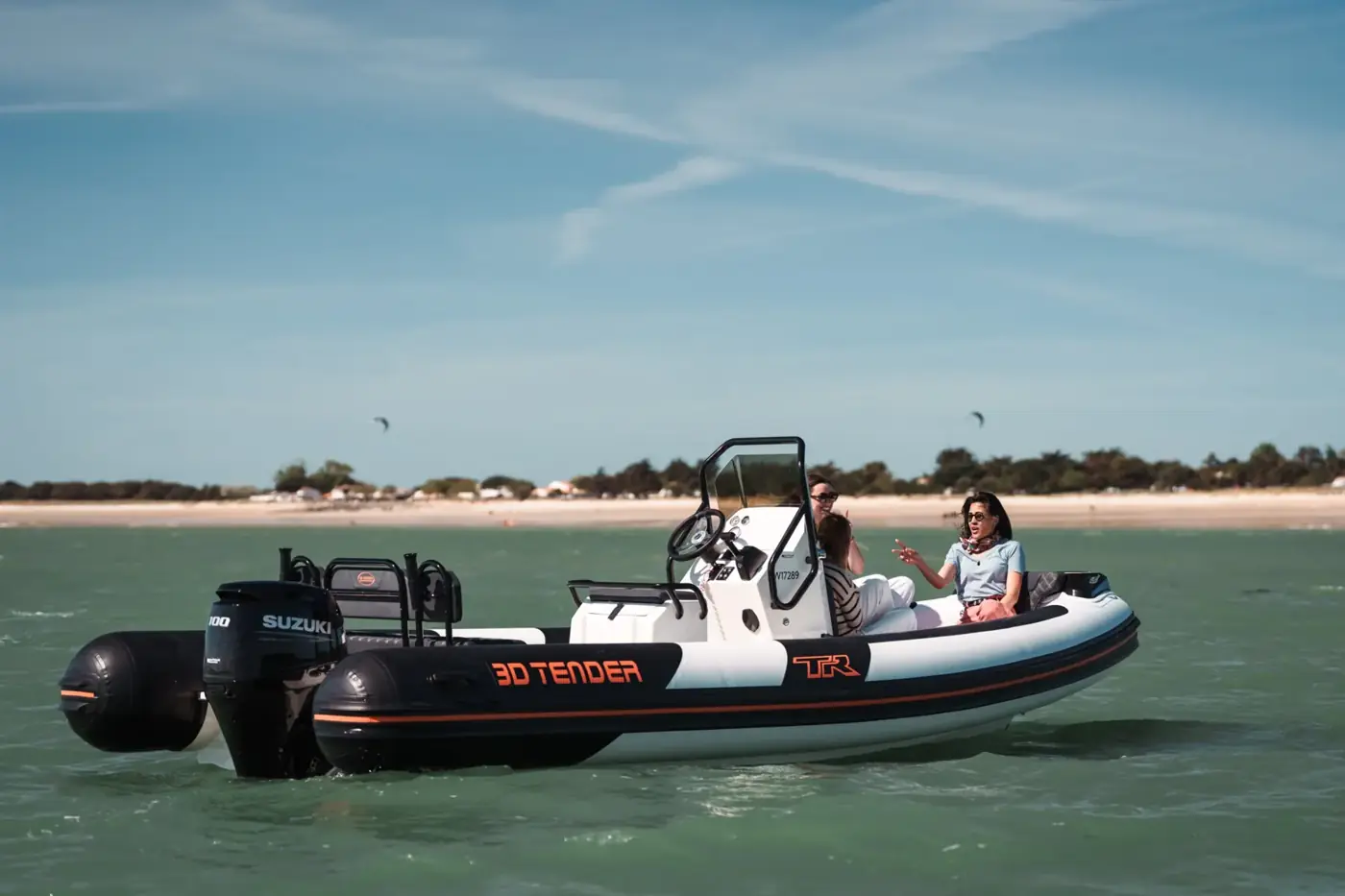 Le TR6 au mouillage devant une plage de l'île de Ré