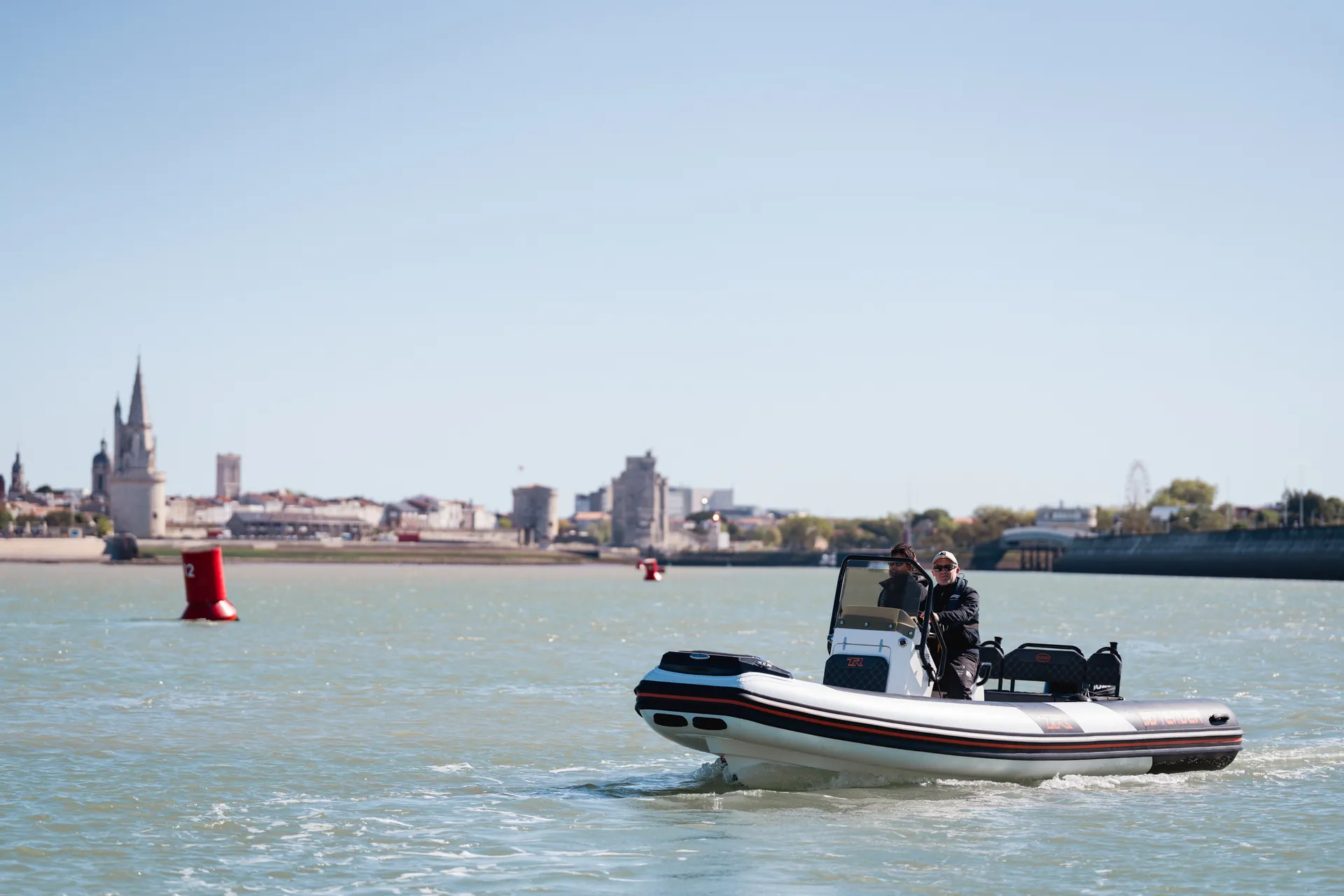 Semi-rigide 3D Tender TR6 du Liberty Pass devant les tours du Vieux-Port de La Rochelle