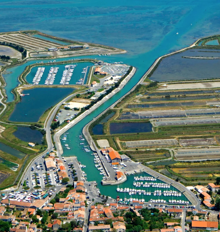 Vue aérienne du port d'Ars-en-Ré, de son chenal et des marais salants