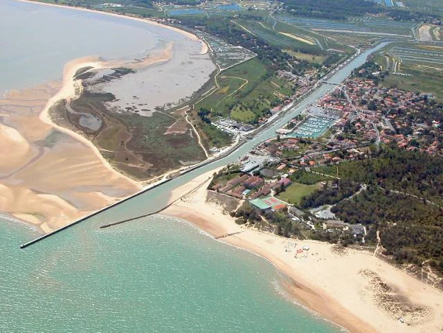 Vue aérienne de Boyardville sur l'île d'Oléron, le chenal de la Perrotine et la plage des Saumonards