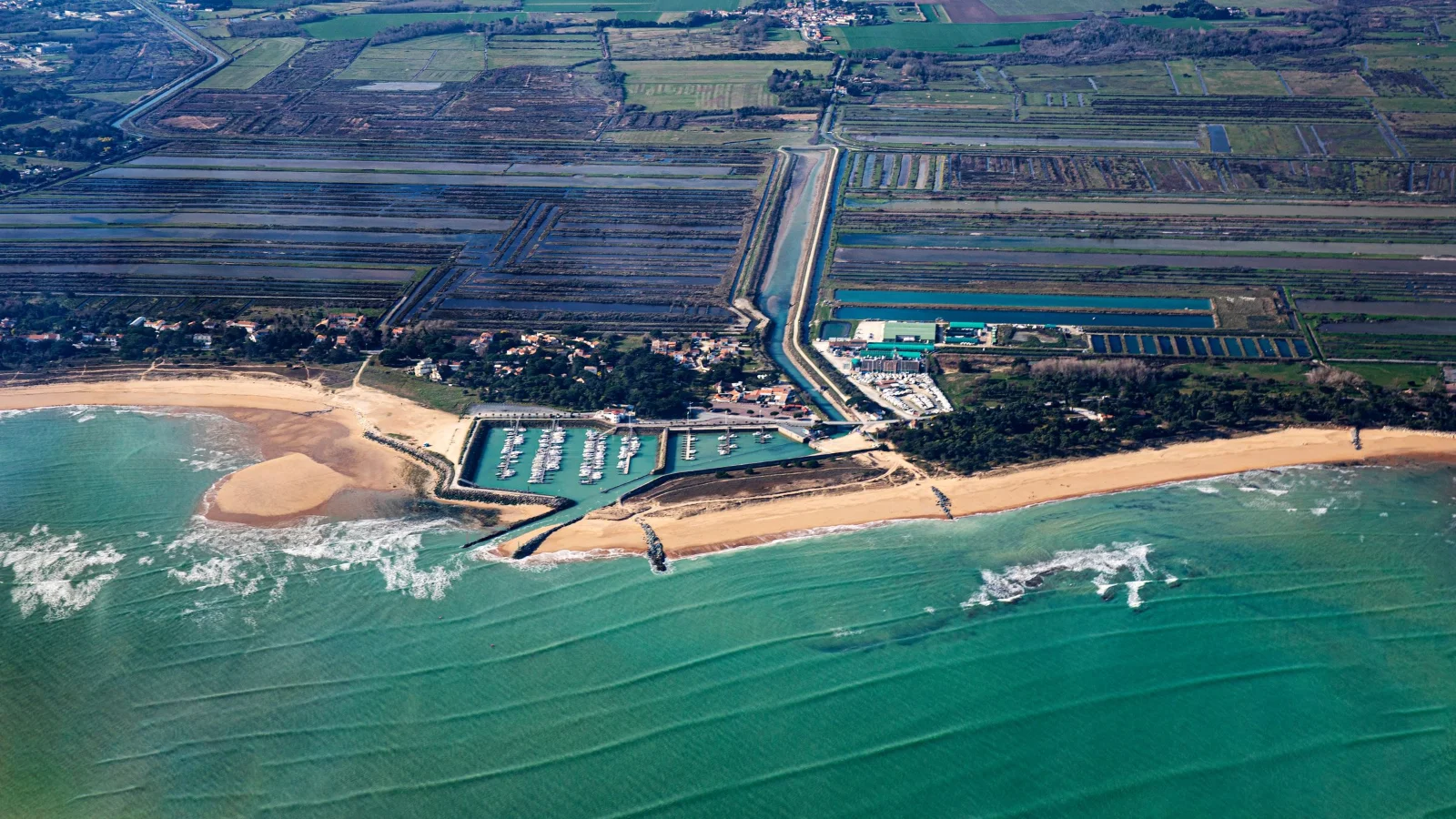 Vue aérienne du port du Douhet sur l'île d'Oléron, entre plages de sable et marais