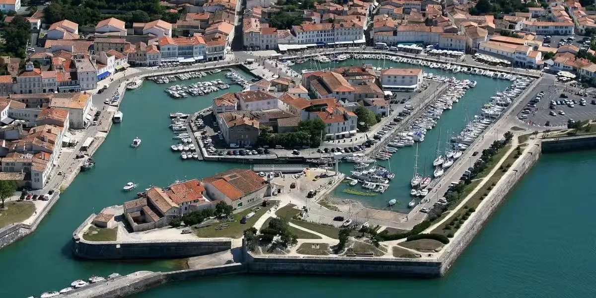 Vue aérienne du port de Saint-Martin-de-Ré et de ses fortifications Vauban