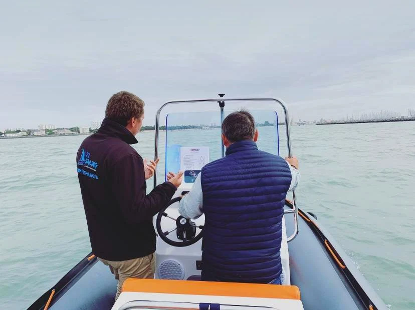 Un moniteur PZ Sailing explique la conduite d'un semi-rigide Liberty Pass à un nouvel abonné, en sortie du port des Minimes à La Rochelle