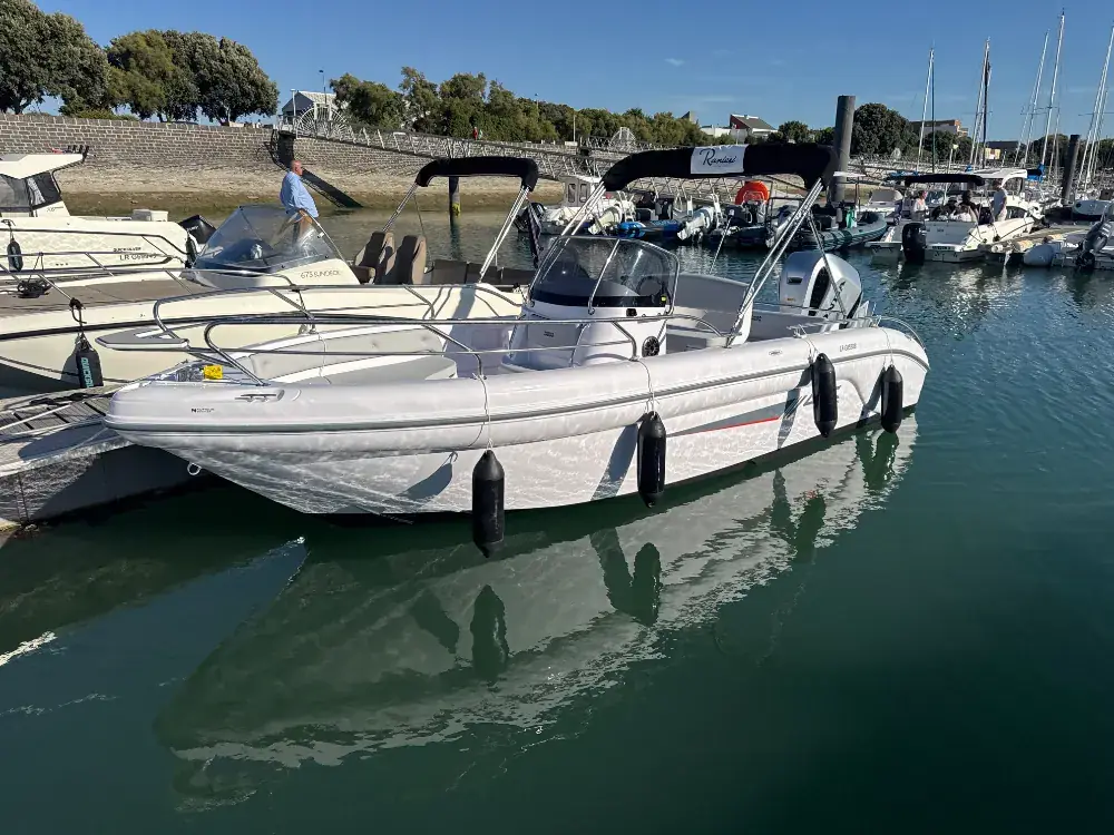 La coque open Ranieri 4XC 22 au ponton des Minimes