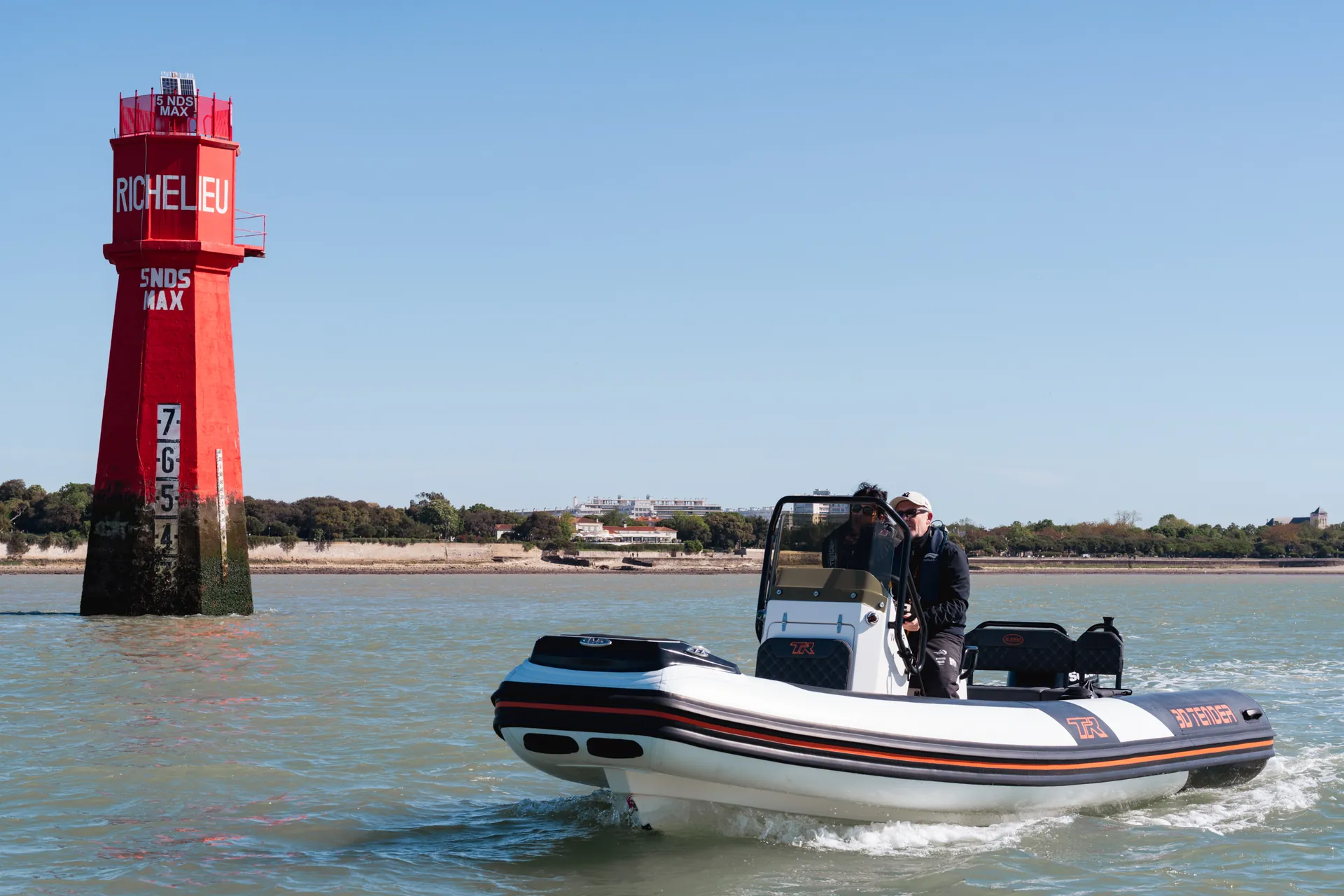 Semi-rigide TR6 en navigation près de la tour Richelieu à La Rochelle