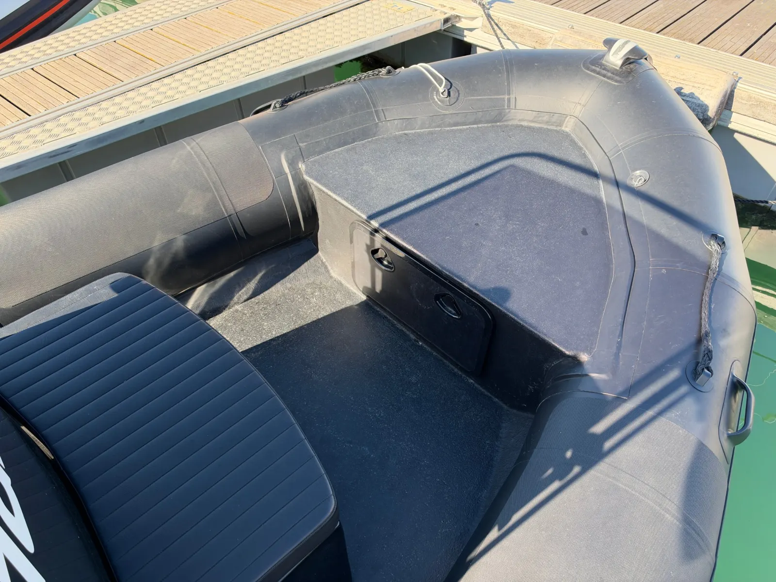 Le coffre de rangement avant du Tarpon DV65