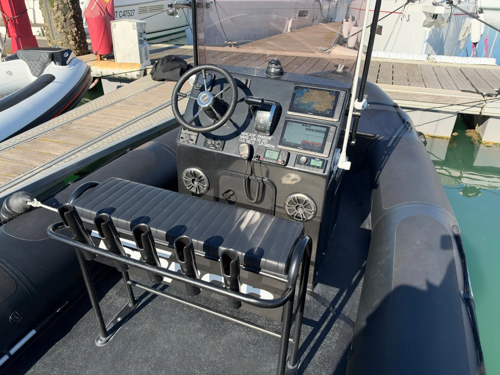 La console du Tarpon DV65 : deux écrans GPS sondeur Garmin, VHF et radio Bluetooth