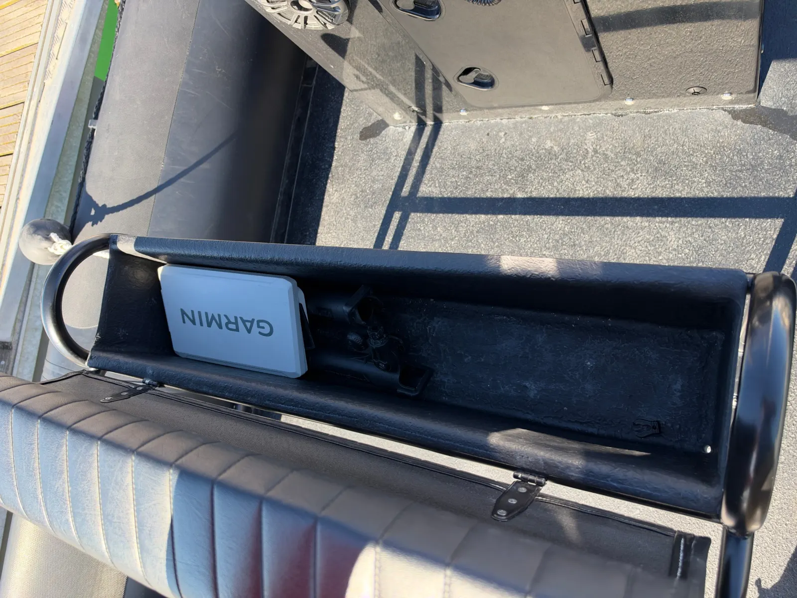 Le pont arrière dégagé du Tarpon DV65 et son Suzuki 150 CV
