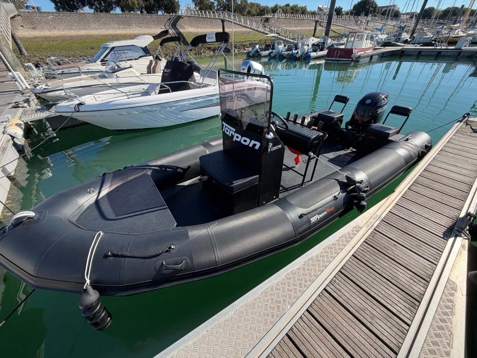 Le semi-rigide Tarpon DV65 noir amarré au ponton 30 du port des Minimes