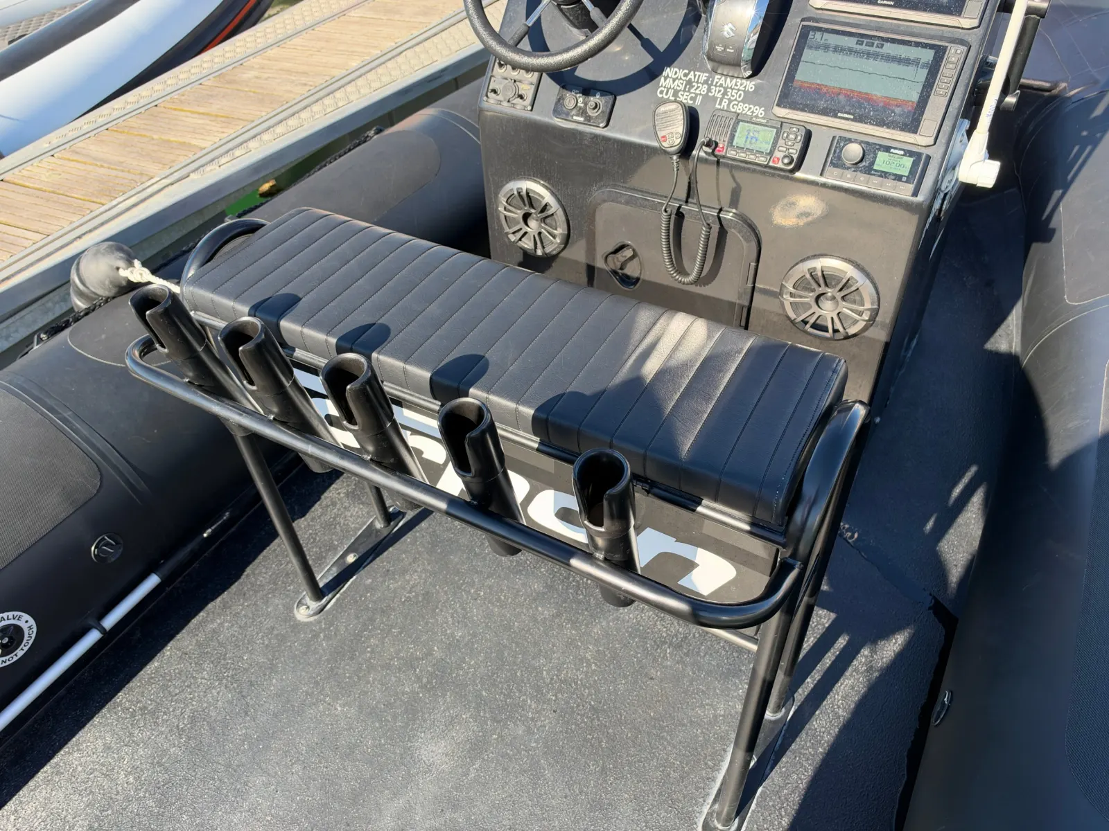 Le leaning post du Tarpon DV65 avec cinq porte-cannes