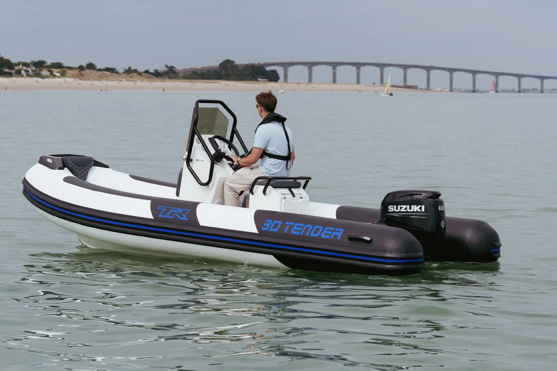 Semi-rigide 3D Tender TR54 du Liberty Pass avec le pont de l'île de Ré au fond